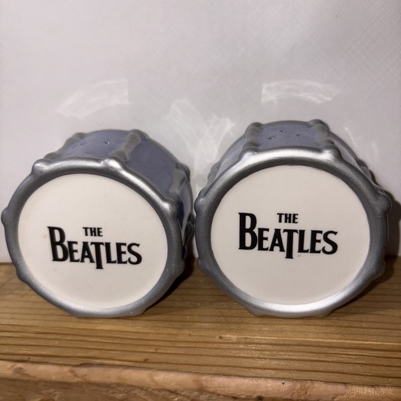 The Beatles Drum Shaped Ceramic Salt and Pepper Shakers Set 2006 - Picture 2 of 5